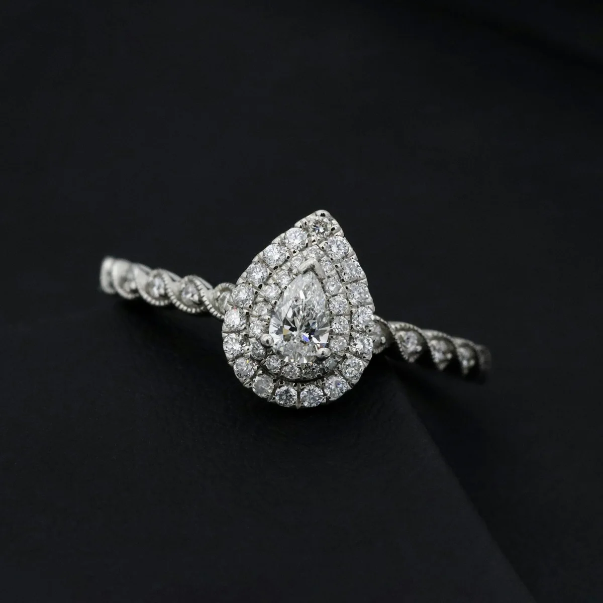 Anillo Pera con Halo