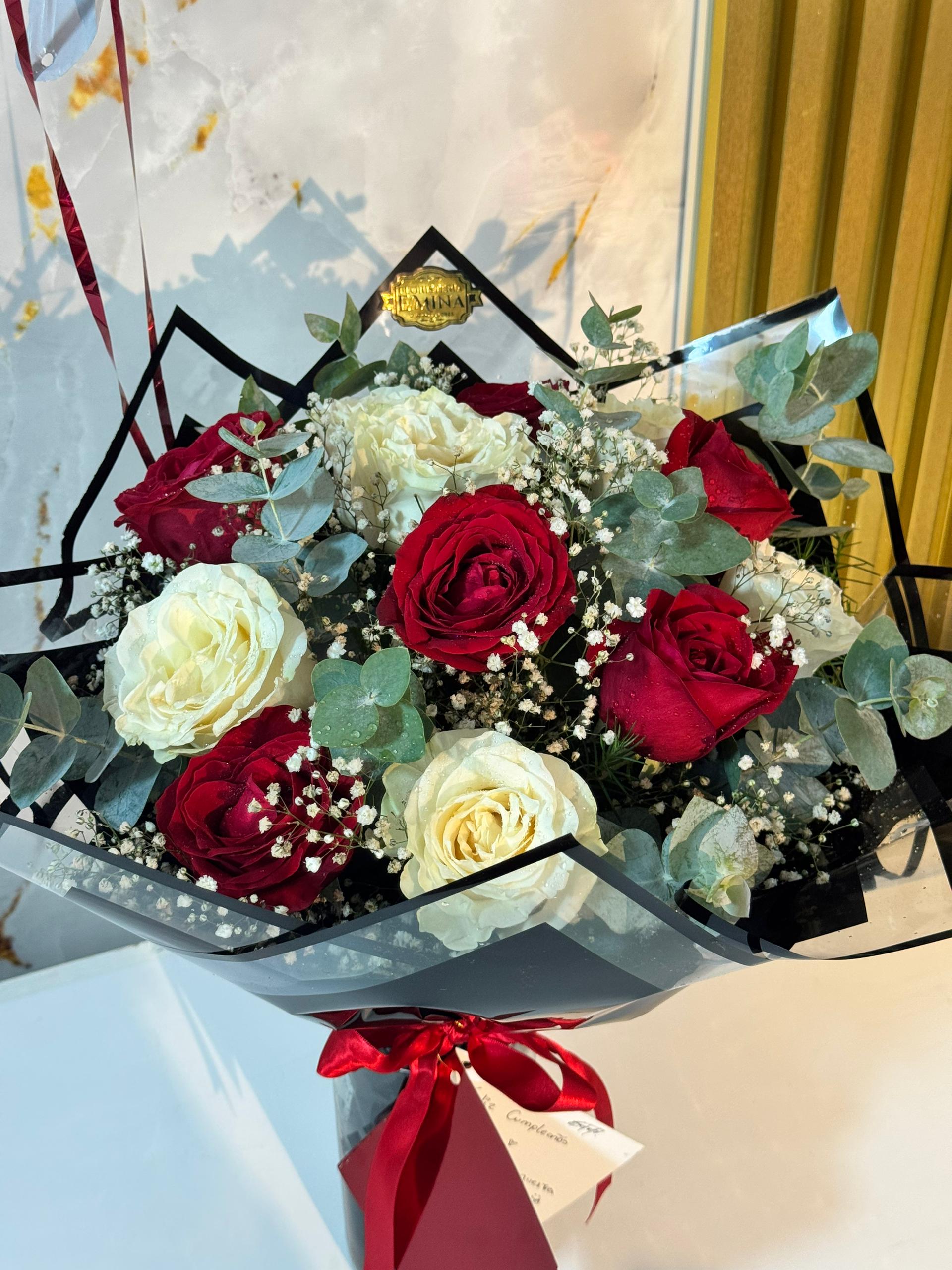 12 rosas y follaje