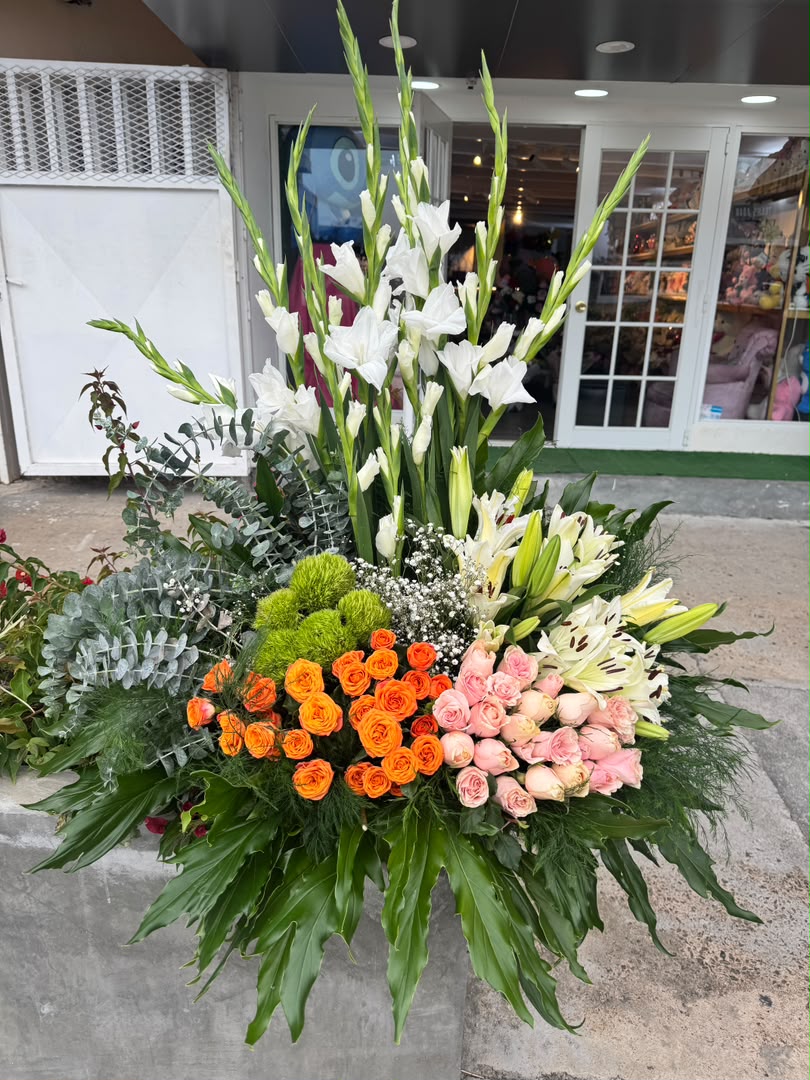 arreglo de lirios y rosas bebe