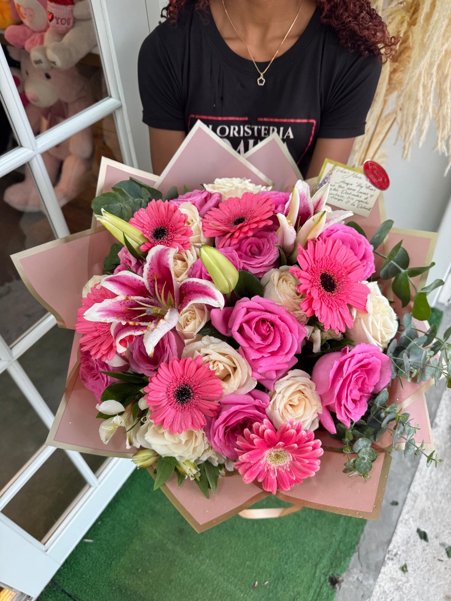 ramillete de gerberas rosa y lirios